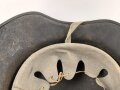 Stahlhelm Luftschutz, einteiliges Modell mit Kinnriemen aus Kuststoff und Zugband aus Webmaterial. Seitlich kann man schemenhaft reste von Abzeichen erkennen, vorne " Luftschutz" Emblem Original ?