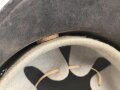 Stahlhelm Luftschutz, einteiliges Modell mit Kinnriemen aus Kuststoff und Zugband aus Webmaterial. Seitlich kann man schemenhaft reste von Abzeichen erkennen, vorne " Luftschutz" Emblem Original ?