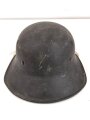Stahlhelm Luftschutz, einteiliges Modell mit Kinnriemen aus Kuststoff und Zugband aus Webmaterial. Seitlich kann man schemenhaft reste von Abzeichen erkennen, vorne " Luftschutz" Emblem Original ?