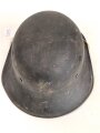 Stahlhelm Luftschutz, einteiliges Modell mit Kinnriemen aus Kuststoff und Zugband aus Webmaterial. Seitlich kann man schemenhaft reste von Abzeichen erkennen, vorne " Luftschutz" Emblem Original ?