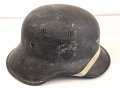 Stahlhelm Luftschutz, einteiliges Modell mit Kinnriemen aus Kuststoff und Zugband aus Webmaterial. Seitlich kann man schemenhaft reste von Abzeichen erkennen, vorne " Luftschutz" Emblem Original ?