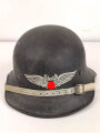 Stahlhelm Luftschutz, einteiliges Modell mit Kinnriemen aus Kuststoff und Zugband aus Webmaterial. Seitlich kann man schemenhaft reste von Abzeichen erkennen, vorne " Luftschutz" Emblem Original ?