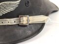 Stahlhelm Luftschutz, einteiliges Modell mit Kinnriemen aus Kuststoff und Zugband aus Webmaterial. Seitlich kann man schemenhaft reste von Abzeichen erkennen, vorne " Luftschutz" Emblem Original ?