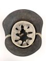 Stahlhelm Luftschutz, einteiliges Modell mit Kinnriemen aus Kuststoff und Zugband aus Webmaterial. Seitlich kann man schemenhaft reste von Abzeichen erkennen, vorne " Luftschutz" Emblem Original ?