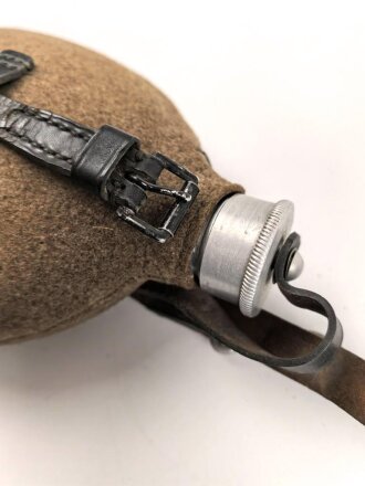 Feldflasche Wehrmacht AWG35, das Leder zum Teil angetrocknet