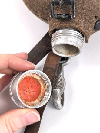 Feldflasche Wehrmacht AWG35, das Leder zum Teil angetrocknet