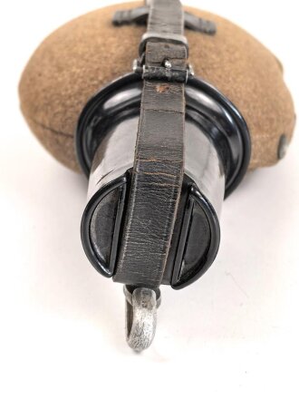 Feldflasche Wehrmacht AWG35, das Leder zum Teil angetrocknet