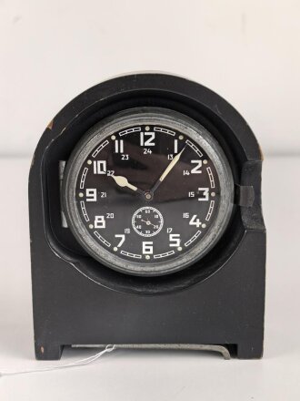 Betriebsuhr, auch Stationsuhr oder Funkraumuhr genannt. Hersteller Kienzle 1944. Gehäuse Originallack, Uhrwerk ist voll aufgezogen, läuft aber nicht.