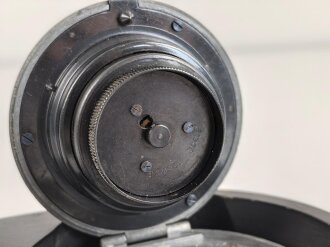 Betriebsuhr, auch Stationsuhr oder Funkraumuhr genannt. Hersteller Kienzle 1944. Gehäuse Originallack, Uhrwerk ist voll aufgezogen, läuft aber nicht.
