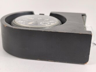 Betriebsuhr, auch Stationsuhr oder Funkraumuhr genannt. Hersteller Kienzle 1944. Gehäuse Originallack, Uhrwerk ist voll aufgezogen, läuft aber nicht.
