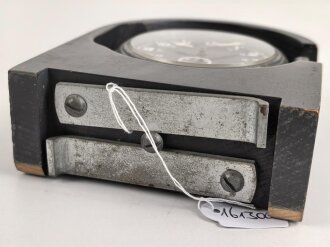 Betriebsuhr, auch Stationsuhr oder Funkraumuhr genannt. Hersteller Kienzle 1944. Gehäuse Originallack, Uhrwerk ist voll aufgezogen, läuft aber nicht.