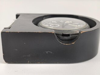 Betriebsuhr, auch Stationsuhr oder Funkraumuhr genannt. Hersteller Kienzle 1944. Gehäuse Originallack, Uhrwerk ist voll aufgezogen, läuft aber nicht.