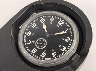 Betriebsuhr, auch Stationsuhr oder Funkraumuhr genannt. Hersteller Kienzle 1944. Gehäuse Originallack, Uhrwerk ist voll aufgezogen, läuft aber nicht.