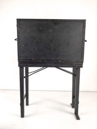 Entstörprüfgerät a Wehrmacht für Kraftfahrzeuge ( Panzerfunk)  mit Prüfempfänger 27,2-33,4 Mhz. Original lackiertes Gehäuse, ungereinigt, der Prüfempfänger nicht auf Funktion getestet. Habe ich noch nie gesehen.