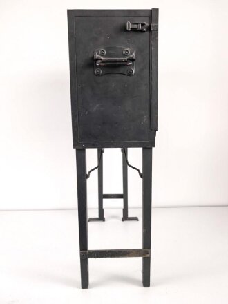 Entstörprüfgerät a Wehrmacht für Kraftfahrzeuge ( Panzerfunk)  mit Prüfempfänger 27,2-33,4 Mhz. Original lackiertes Gehäuse, ungereinigt, der Prüfempfänger nicht auf Funktion getestet. Habe ich noch nie gesehen.