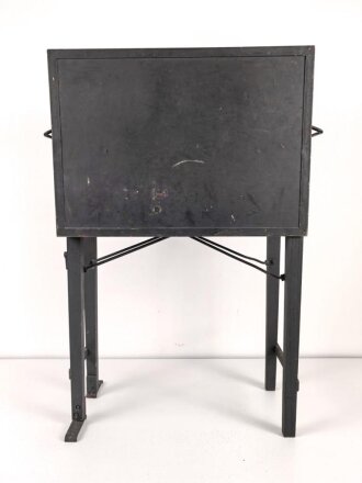 Entstörprüfgerät a Wehrmacht für Kraftfahrzeuge ( Panzerfunk)  mit Prüfempfänger 27,2-33,4 Mhz. Original lackiertes Gehäuse, ungereinigt, der Prüfempfänger nicht auf Funktion getestet. Habe ich noch nie gesehen.