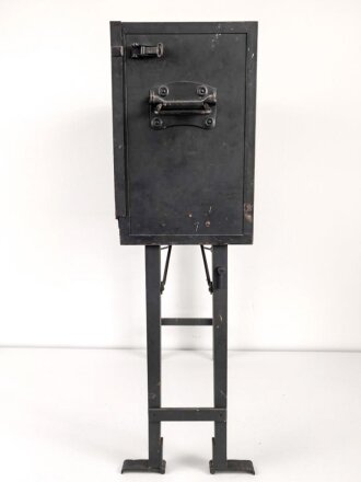 Entstörprüfgerät a Wehrmacht für Kraftfahrzeuge ( Panzerfunk)  mit Prüfempfänger 27,2-33,4 Mhz. Original lackiertes Gehäuse, ungereinigt, der Prüfempfänger nicht auf Funktion getestet. Habe ich noch nie gesehen.