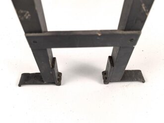 Entstörprüfgerät a Wehrmacht für Kraftfahrzeuge ( Panzerfunk)  mit Prüfempfänger 27,2-33,4 Mhz. Original lackiertes Gehäuse, ungereinigt, der Prüfempfänger nicht auf Funktion getestet. Habe ich noch nie gesehen.