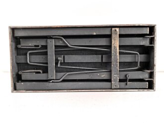 Entstörprüfgerät a Wehrmacht für Kraftfahrzeuge ( Panzerfunk)  mit Prüfempfänger 27,2-33,4 Mhz. Original lackiertes Gehäuse, ungereinigt, der Prüfempfänger nicht auf Funktion getestet. Habe ich noch nie gesehen.