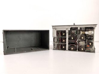 Entstörprüfgerät a Wehrmacht für Kraftfahrzeuge ( Panzerfunk)  mit Prüfempfänger 27,2-33,4 Mhz. Original lackiertes Gehäuse, ungereinigt, der Prüfempfänger nicht auf Funktion getestet. Habe ich noch nie gesehen.