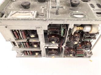 Entstörprüfgerät a Wehrmacht für Kraftfahrzeuge ( Panzerfunk)  mit Prüfempfänger 27,2-33,4 Mhz. Original lackiertes Gehäuse, ungereinigt, der Prüfempfänger nicht auf Funktion getestet. Habe ich noch nie gesehen.