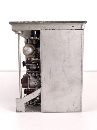 Entstörprüfgerät a Wehrmacht für Kraftfahrzeuge ( Panzerfunk)  mit Prüfempfänger 27,2-33,4 Mhz. Original lackiertes Gehäuse, ungereinigt, der Prüfempfänger nicht auf Funktion getestet. Habe ich noch nie gesehen.