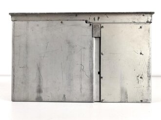 Entstörprüfgerät a Wehrmacht für Kraftfahrzeuge ( Panzerfunk)  mit Prüfempfänger 27,2-33,4 Mhz. Original lackiertes Gehäuse, ungereinigt, der Prüfempfänger nicht auf Funktion getestet. Habe ich noch nie gesehen.