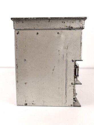 Entstörprüfgerät a Wehrmacht für Kraftfahrzeuge ( Panzerfunk)  mit Prüfempfänger 27,2-33,4 Mhz. Original lackiertes Gehäuse, ungereinigt, der Prüfempfänger nicht auf Funktion getestet. Habe ich noch nie gesehen.