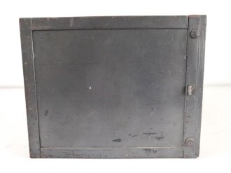 Entstörprüfgerät a Wehrmacht für Kraftfahrzeuge ( Panzerfunk)  mit Prüfempfänger 27,2-33,4 Mhz. Original lackiertes Gehäuse, ungereinigt, der Prüfempfänger nicht auf Funktion getestet. Habe ich noch nie gesehen.