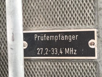 Entstörprüfgerät a Wehrmacht für Kraftfahrzeuge ( Panzerfunk)  mit Prüfempfänger 27,2-33,4 Mhz. Original lackiertes Gehäuse, ungereinigt, der Prüfempfänger nicht auf Funktion getestet. Habe ich noch nie gesehen.