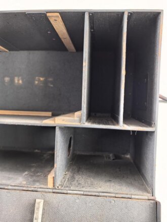 Entstörprüfgerät a Wehrmacht für Kraftfahrzeuge ( Panzerfunk)  mit Prüfempfänger 27,2-33,4 Mhz. Original lackiertes Gehäuse, ungereinigt, der Prüfempfänger nicht auf Funktion getestet. Habe ich noch nie gesehen.