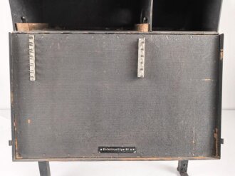 Entstörprüfgerät a Wehrmacht für Kraftfahrzeuge ( Panzerfunk)  mit Prüfempfänger 27,2-33,4 Mhz. Original lackiertes Gehäuse, ungereinigt, der Prüfempfänger nicht auf Funktion getestet. Habe ich noch nie gesehen.