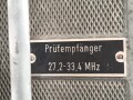 Entstörprüfgerät a Wehrmacht für Kraftfahrzeuge ( Panzerfunk)  mit Prüfempfänger 27,2-33,4 Mhz. Original lackiertes Gehäuse, ungereinigt, der Prüfempfänger nicht auf Funktion getestet. Habe ich noch nie gesehen.