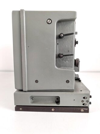 Morse Schreiber 5 Wehrmacht ( M.S. 5 ) Hersteller Rudolf Hell. Original lackiertes Gerät in sehr gutem Gesamtzustand, Funktion nicht geprüft. das komplette Gehäuse ist ein gelungener,  neuzeitlicher Nachbau