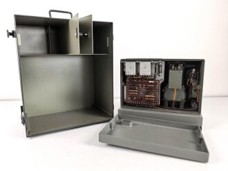 Morse Schreiber Wehrmacht ( M.S. 5 ?) Hersteller Rudolf Hell. Original lackiertes Gerät in sehr gutem Gesamtzustand, Funktion nicht geprüft. das komplette Gehäuse ist ein gelungener,  neuzeitlicher Nachbau