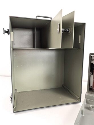 Morse Schreiber Wehrmacht ( M.S. 5 ?) Hersteller Rudolf Hell. Original lackiertes Gerät in sehr gutem Gesamtzustand, Funktion nicht geprüft. das komplette Gehäuse ist ein gelungener,  neuzeitlicher Nachbau