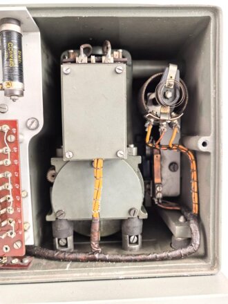 Morse Schreiber Wehrmacht ( M.S. 5 ?) Hersteller Rudolf Hell. Original lackiertes Gerät in sehr gutem Gesamtzustand, Funktion nicht geprüft. das komplette Gehäuse ist ein gelungener,  neuzeitlicher Nachbau