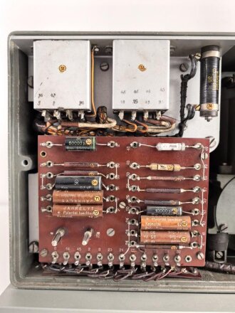 Morse Schreiber Wehrmacht ( M.S. 5 ?) Hersteller Rudolf Hell. Original lackiertes Gerät in sehr gutem Gesamtzustand, Funktion nicht geprüft. das komplette Gehäuse ist ein gelungener,  neuzeitlicher Nachbau