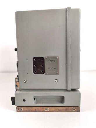 Morse Schreiber Wehrmacht ( M.S. 5 ?) Hersteller Rudolf Hell. Original lackiertes Gerät in sehr gutem Gesamtzustand, Funktion nicht geprüft. das komplette Gehäuse ist ein gelungener,  neuzeitlicher Nachbau