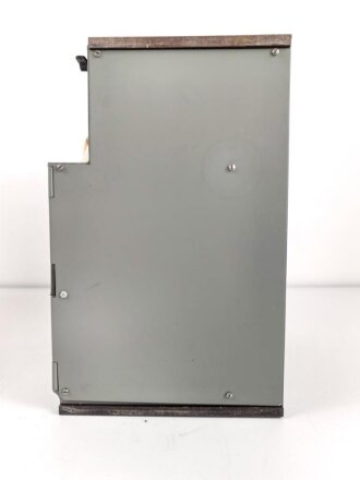 Morse Schreiber Wehrmacht ( M.S. 5 ?) Hersteller Rudolf Hell. Original lackiertes Gerät in sehr gutem Gesamtzustand, Funktion nicht geprüft. das komplette Gehäuse ist ein gelungener,  neuzeitlicher Nachbau