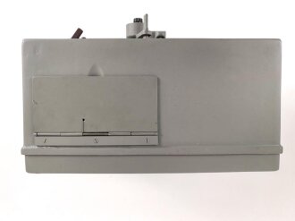 Morse Schreiber Wehrmacht ( M.S. 5 ?) Hersteller Rudolf Hell. Original lackiertes Gerät in sehr gutem Gesamtzustand, Funktion nicht geprüft. das komplette Gehäuse ist ein gelungener,  neuzeitlicher Nachbau