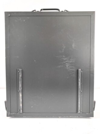 Morse Schreiber Wehrmacht ( M.S. 5 ?) Hersteller Rudolf Hell. Original lackiertes Gerät in sehr gutem Gesamtzustand, Funktion nicht geprüft. das komplette Gehäuse ist ein gelungener,  neuzeitlicher Nachbau