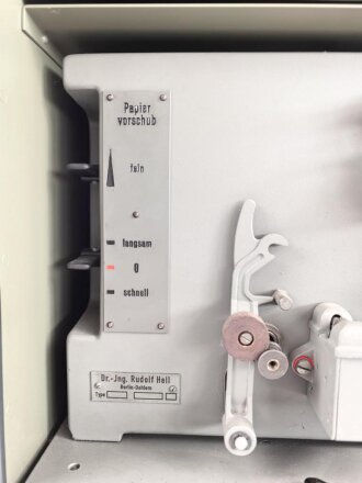 Morse Schreiber Wehrmacht ( M.S. 5 ?) Hersteller Rudolf Hell. Original lackiertes Gerät in sehr gutem Gesamtzustand, Funktion nicht geprüft. das komplette Gehäuse ist ein gelungener,  neuzeitlicher Nachbau