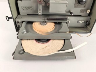 Morse Schreiber Wehrmacht ( M.S. 5 ?) Hersteller Rudolf Hell. Original lackiertes Gerät in sehr gutem Gesamtzustand, Funktion nicht geprüft. das komplette Gehäuse ist ein gelungener,  neuzeitlicher Nachbau