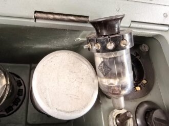 Morse Schreiber Wehrmacht ( M.S. 5 ?) Hersteller Rudolf Hell. Original lackiertes Gerät in sehr gutem Gesamtzustand, Funktion nicht geprüft. das komplette Gehäuse ist ein gelungener,  neuzeitlicher Nachbau