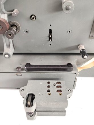 Morse Schreiber Wehrmacht ( M.S. 5 ?) Hersteller Rudolf Hell. Original lackiertes Gerät in sehr gutem Gesamtzustand, Funktion nicht geprüft. das komplette Gehäuse ist ein gelungener,  neuzeitlicher Nachbau