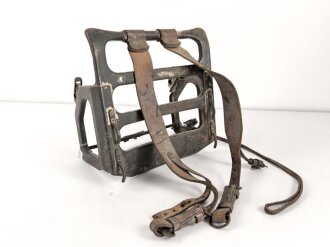 Rückentrage für schweres Feldkabel der Wehrmacht, faltbare Ausführung, datiert 1938. Originallack