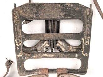 Rückentrage für schweres Feldkabel der Wehrmacht, faltbare Ausführung, datiert 1938. Originallack