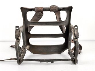 Rückentrage für schweres Feldkabel der Wehrmacht, faltbare Ausführung, datiert 1938. Originallack