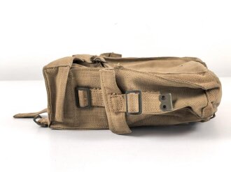 British, web pouch for radio equipment ?, undated
